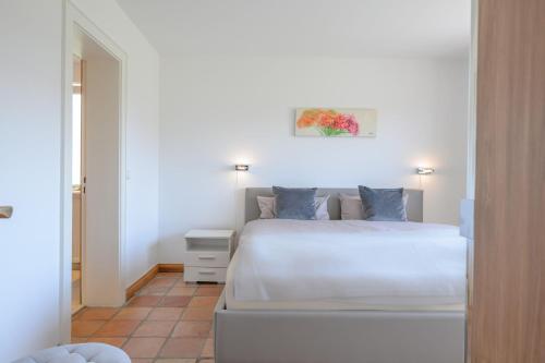 Postel nebo postele na pokoji v ubytování Haus Westsee EG mit Garten