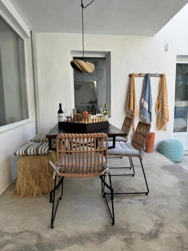a dining room with a table and two chairs at Casa Trece in Iznájar