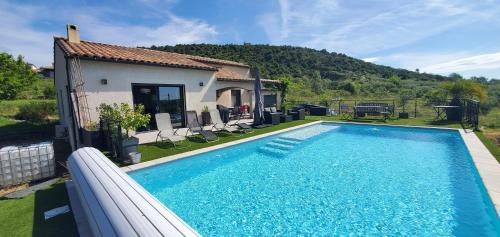 une piscine devant une maison dans l'établissement Villa 6 Personnes 3 Chambres distinctes et piscine privée 5X10, à Les Assions