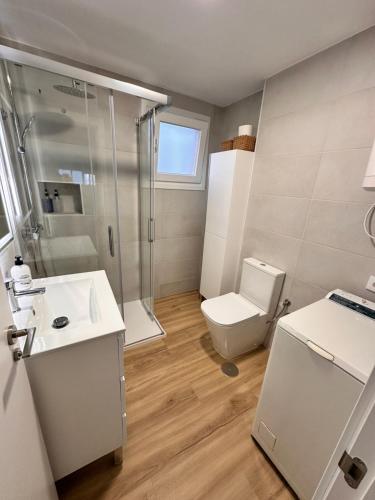 Un baño con inodoro, ducha y lavabo. en Apartamento Sugaramanecer, en Torrox Costa