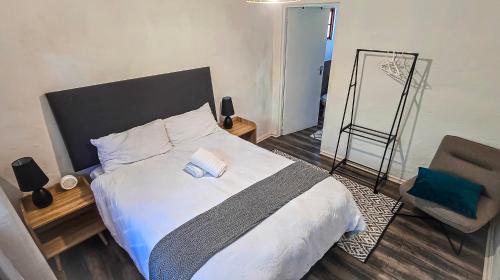Postel nebo postele na pokoji v ubytování Angazi Guesthouse Unit 3 - Modern 2 Bedroom Apartment with Pool