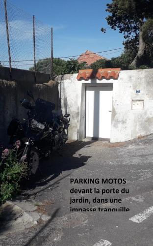 Deux tentes confortables dans un joli jardin idéalement situé