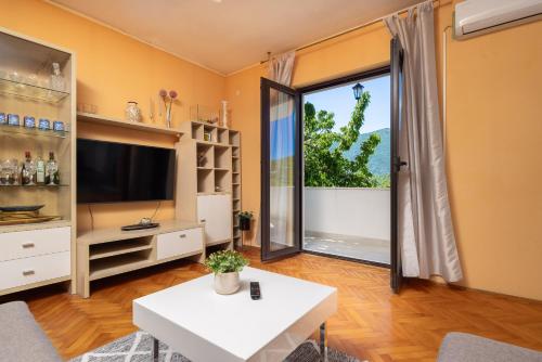 Televisyen dan/atau pusat hiburan di Zen Escape - Private Pool
