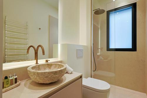 y baño con lavamanos y aseo. en Villa Celina - Sea view, en Beauvallon