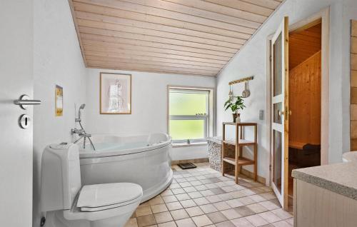 Bilik mandi di Cozy Home In Sæby With Sauna