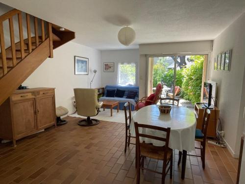 un salon avec une table et une salle à manger dans l'établissement Les Galiotes - Maison à Carnac proche plage, à Carnac