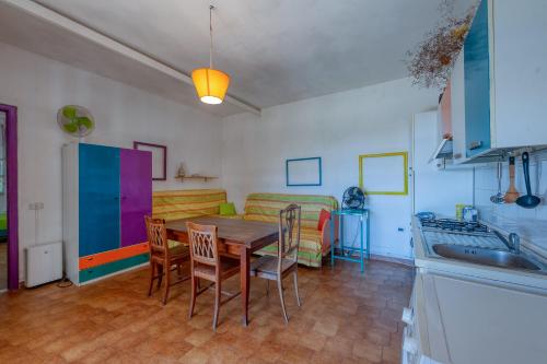 a kitchen and dining room with a table and chairs at Sprocketlandia in Frigole