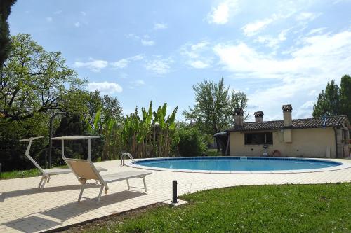Piscina de la sau aproape de Bella Vita House