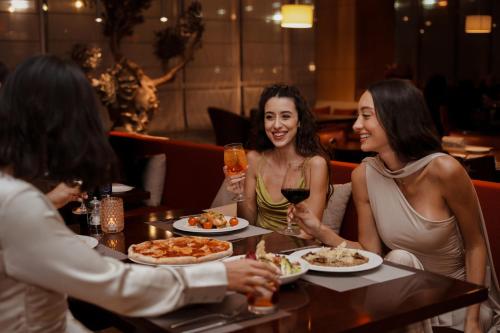 Makanan di atau berdekatan hotel