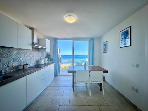 Η κουζίνα ή μικρή κουζίνα στο Sea View Joy Collection