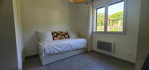 Les AssionsにあるVilla 6 Personnes 3 Chambres distinctes et piscine privée 5X10のベッドと窓のある小さな部屋