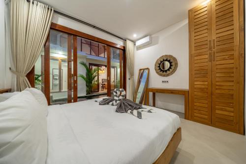 Postel nebo postele na pokoji v ubytování Sun-Kissed Luxury - 2BDR Villa with Pool, Seminyak