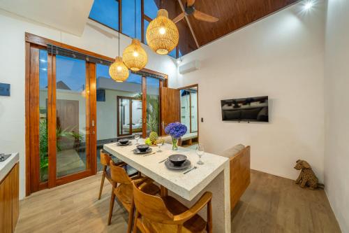 Galeriebild der Unterkunft Sun-Kissed Luxury - 2BDR Villa with Pool, Seminyak in Seminyak