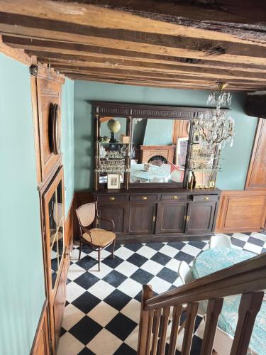 - une chambre avec un miroir et un sol en damier dans l'établissement Maison de Beaugency centre boîte à clefs vélos dans la maison, à Beaugency