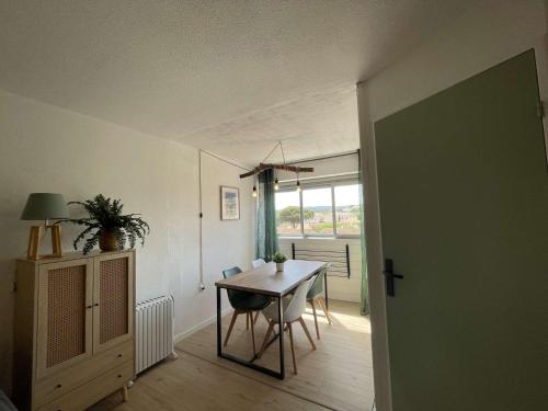 une salle à manger avec une table et une fenêtre dans l'établissement NP190-C330 Appartement 2 pièces, Narbonne Plage, à Narbonne-Plage