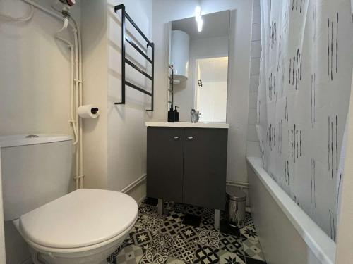 une salle de bain avec toilettes, lavabo et baignoire dans l'établissement NP190-C330 Appartement 2 pièces, Narbonne Plage, à Narbonne-Plage