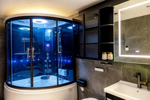 a bathroom with a shower and a sink at Homestay Ecopark Hung Yen by QMP in HÆ°ng YÃªn