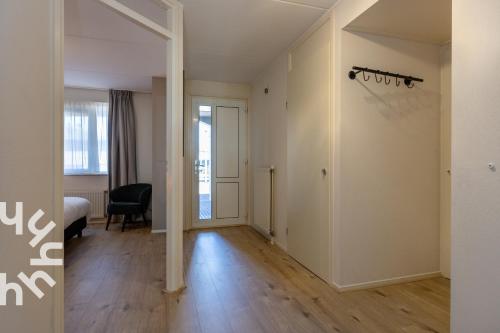 Fotografie z fotogalerie ubytování OV306 - Very nice and spacious 4 person apartment near Giethoorn on the water and private dock v destinaci Wanneperveen