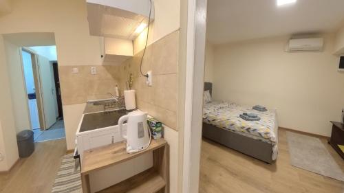 Habitación pequeña con lavabo y cama en Center Point apartment, en Belgrado