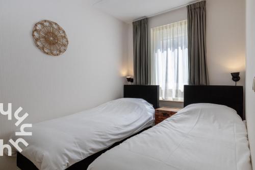Postel nebo postele na pokoji v ubytování OV306 - Very nice and spacious 4 person apartment near Giethoorn on the water and private dock