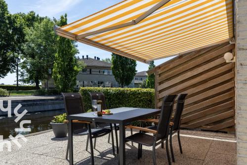Patio nebo venkovní prostory v ubytování OV306 - Very nice and spacious 4 person apartment near Giethoorn on the water and private dock