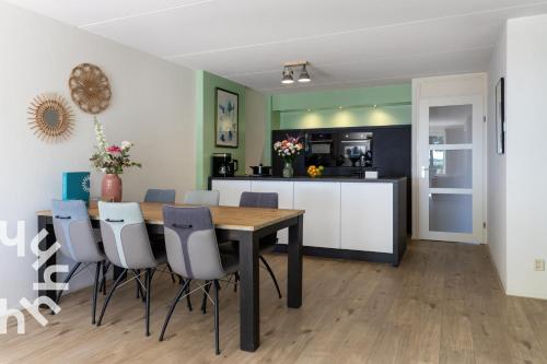 Kuchyň nebo kuchyňský kout v ubytování OV306 - Very nice and spacious 4 person apartment near Giethoorn on the water and private dock