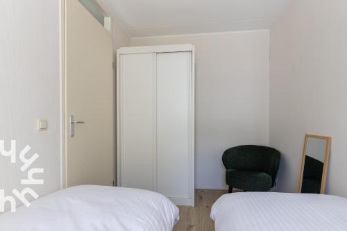 Postel nebo postele na pokoji v ubytování OV306 - Very nice and spacious 4 person apartment near Giethoorn on the water and private dock