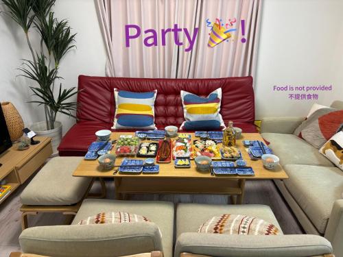 a table with food on it in a living room at 大阪市中心难波的别墅免费停车四个卧室五个卫生间十人住 in Osaka