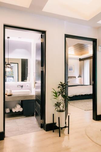 a bathroom with a sink and a mirror at Nuuk Taal Lake in Laurel