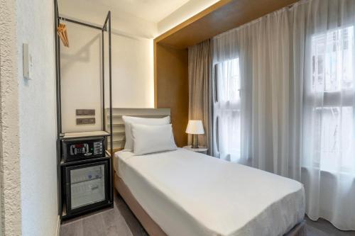 A bed or beds in a room at Smart and Simple Hotel Karakoy