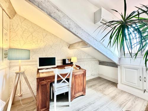 Cette chambre comprend un bureau avec un ordinateur et une machine à café. dans l'établissement Èrsextius, GGB2, Nice, à Nice