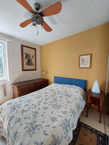 une chambre avec un lit et un ventilateur de plafond dans l'établissement Domica, à Grasse