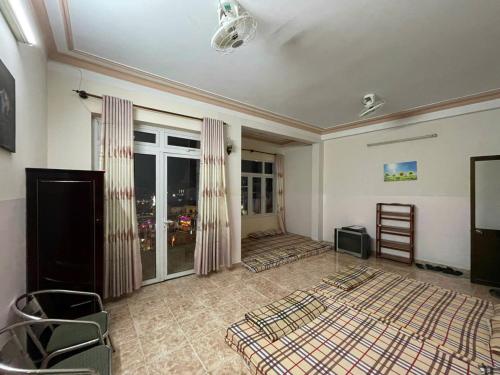 Ένα ή περισσότερα κρεβάτια σε δωμάτιο στο Tứ Hưng Hotel Bảo Lộc
