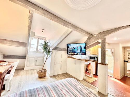 d'un salon avec une table et une télévision au plafond. dans l'établissement Èrsextius, GGB2, Nice, à Nice