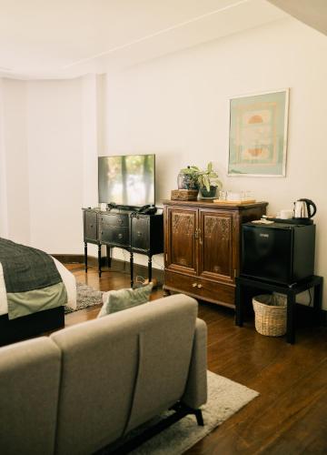 a living room with a couch and some furniture at Nuuk Taal Lake in Laurel