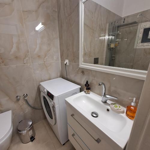Skipper's Urban Endeavor One bed lux central quiet smart cozy apart Athens