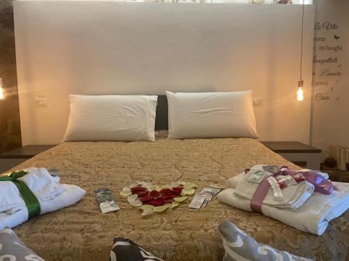 a bed with two towels and some fruit on it at La casetta di Giogi in Sutri