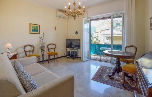 un soggiorno con un divano e un tavolo di Nice Apartment In Rapallo With Wifi a Rapallo