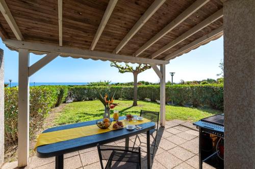 - une table avec de la nourriture sous une pergola dans l'établissement Prunete - Piscine - Vue mer, à Cervione