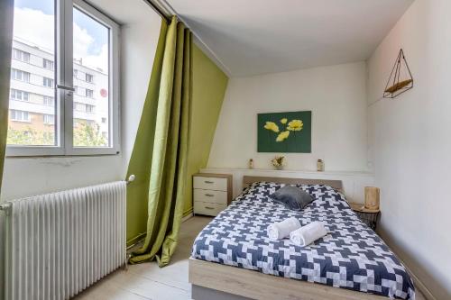 une petite chambre avec un lit et une fenêtre dans l'établissement Le Cocon du Nord - Wifi - Métro Lille, à Roubaix