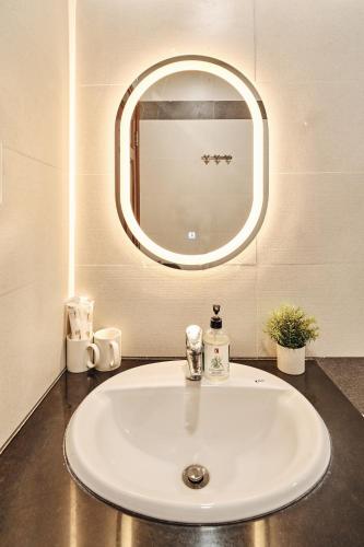 Gambar di galeri bagi S Lux Apartment 5 mins walking in central di Bandar Ho Chi Minh