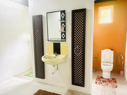 un baño con lavabo e inodoro en Maison de la fraîcheur - House of freshness, en Curepipe
