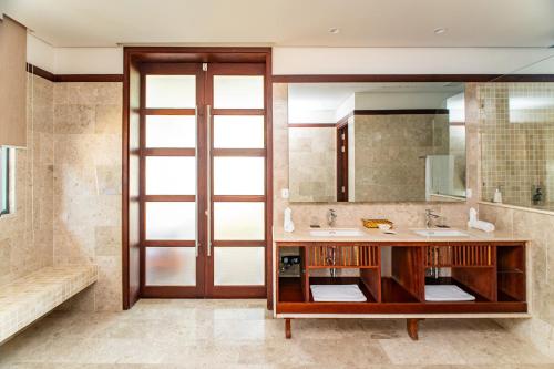 a bathroom with a sink and a mirror at Coco Luxury Villa Mũi Né in Ấp Thiện Phước