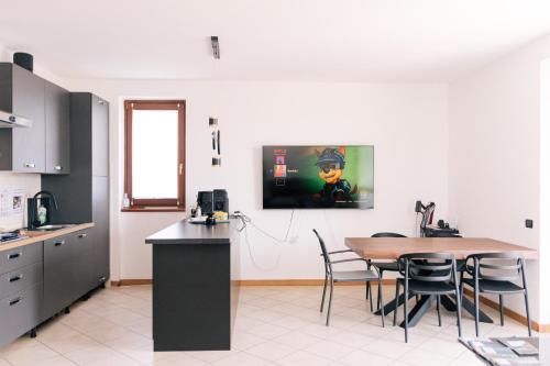 a kitchen and dining room with a table and chairs at Casa Oslo in Grassobbio