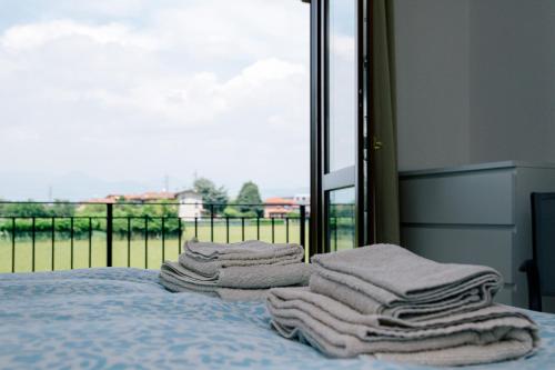 a pile of towels sitting on top of a bed at Casa Oslo in Grassobbio