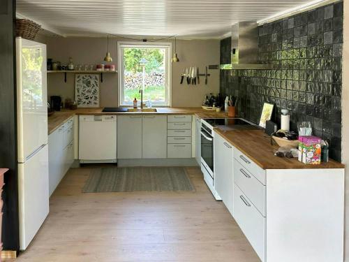 Kuchyň nebo kuchyňský kout v ubytování Summer House Where Indoor And Out Blends Together