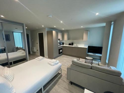 Giường trong phòng chung tại Contemporary Studio with free Parking in Bracknell