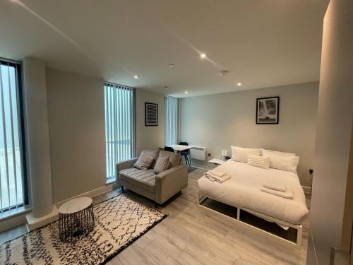 Giường trong phòng chung tại Contemporary Studio with free Parking in Bracknell