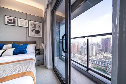 Postel nebo postele na pokoji v ubytování Kingkey Shuibei International Apartment Hotel