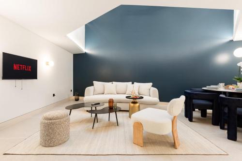 un salon avec un canapé blanc et une table dans l'établissement Cèdre Bleu - Chic Peaceful Haven near Croisette, à Cannes